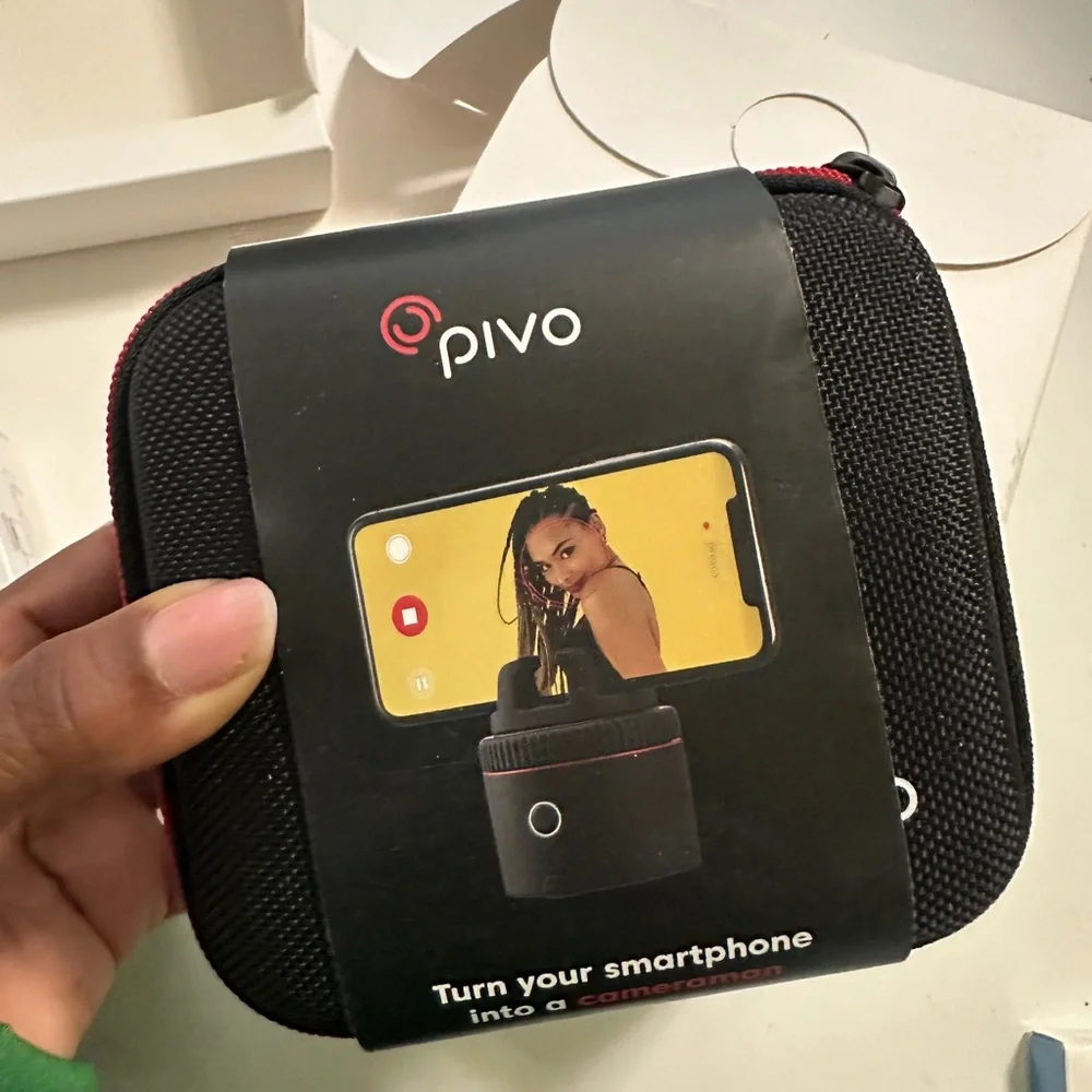 NWT Pivo Smartphone Camera Mount Full Set with Remote, Carrying Case and Cords